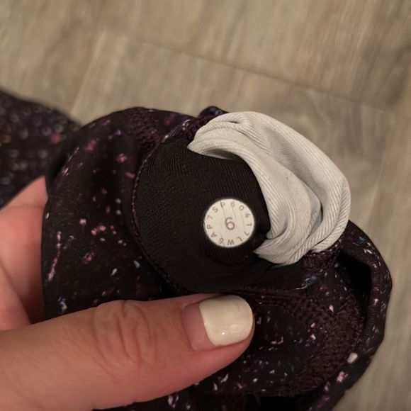 Like new lululemon purple starry pattern leggings - size 6 - Picture 2 of 2